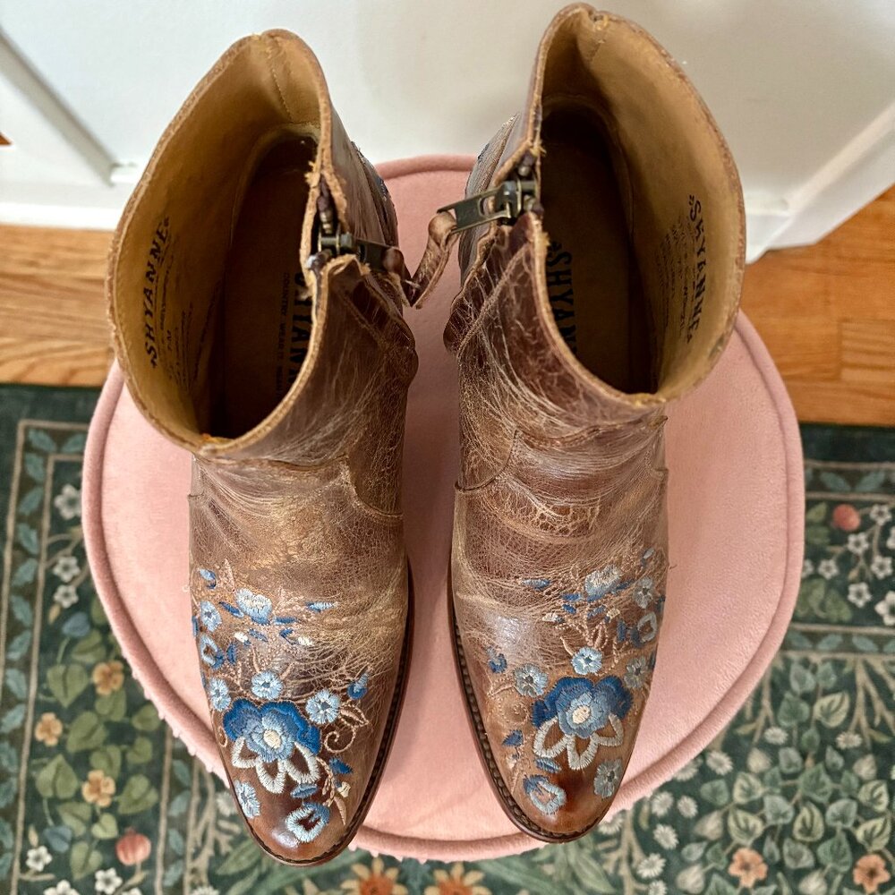 Size 7 Shyanne Women's Millie Floral Embroidered Booties - Picture 2 of 8